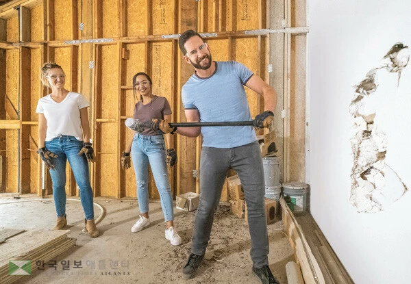  낡은 집을 싸게 사서 리모델링 해 높은 가격에 되파는 ‘픽서어퍼’ 투자에 대한 관심이 높다. 사진은 픽서어퍼 투자를 다룬 인기 부동산 프로그램의 한 장면. [로이터]