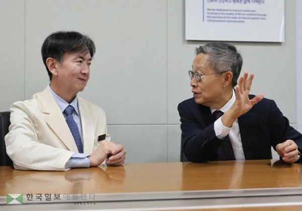  삼성서울병원에서 만난 이상철(왼쪽) 심장뇌혈관병원장과 오재건 미국 메이요 클리닉 순환기내과 교수가 심전도를 이용한 인공지능(AI) 분석에 대해 이야기하고 있다. [삼성서울병원 제공]
