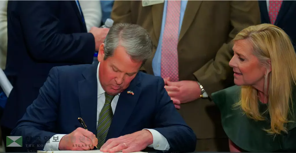 지난달 브라이언 켐프 주지사가 회기 중 주의회를 통과한 법안에 서명하고 있다. 주지사는 5월 12일까지 이번 회기에 의회 통과 법안에 대해 서명 여부를 결정해야 한다.<WABE>