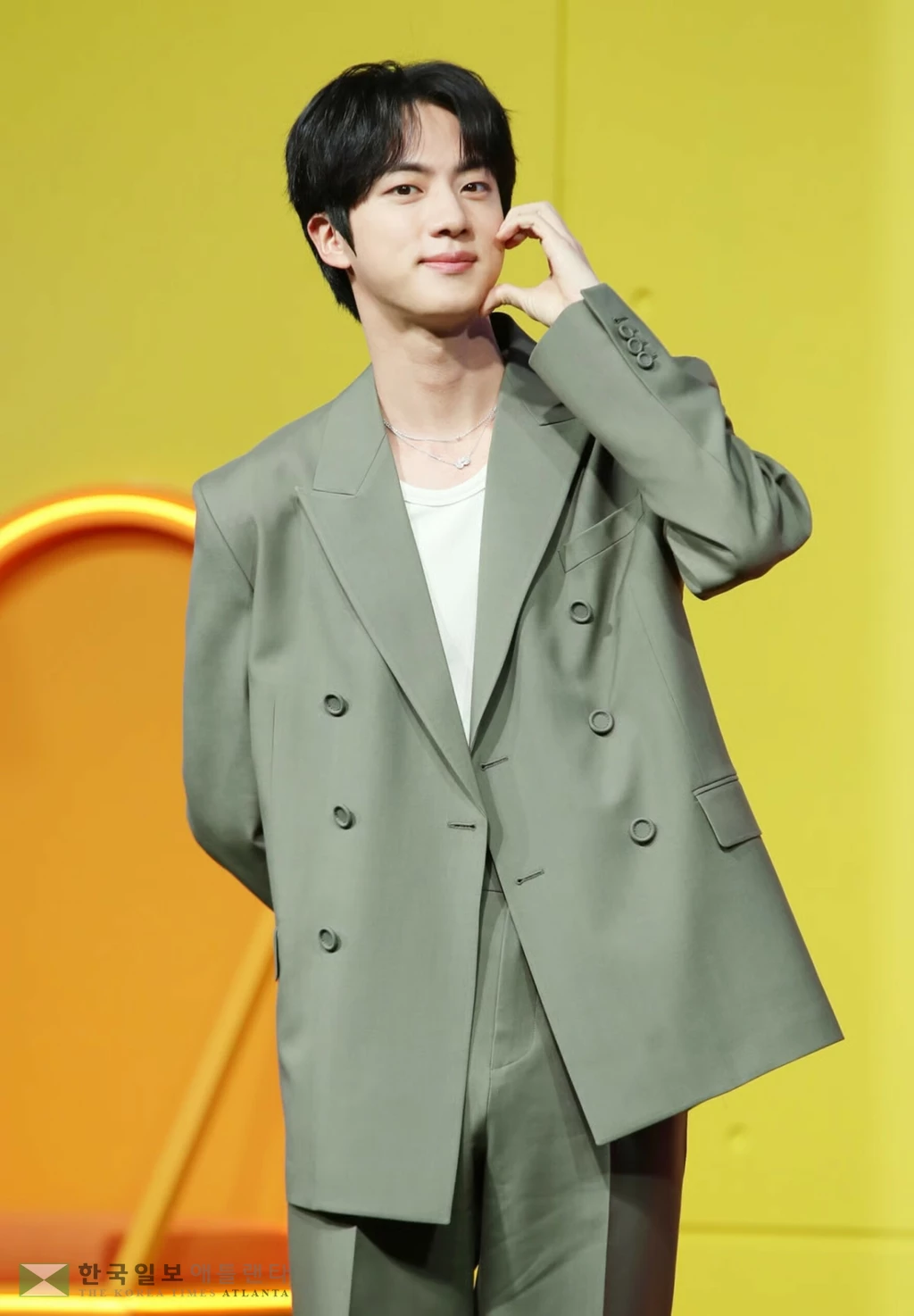  그룹 방탄소년단(BTS) 진이 15일 오전 서울 종로구 JW매리어트 동대문에서 열린 넷플릭스 시리즈 새 예능 ‘대환장 기안장’ 기자간담회에 참석해 포즈를 취하고 있다. /2025.04.15 /사진=스타뉴스