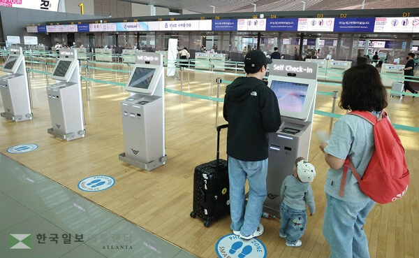  이란 전쟁에 따른 고유가·고환율로 인해 여행 심리가 위축된 가운데 한국시간 16일 인천국제공항 터미널이 한산한 모습을 보이고 있다. [연합]