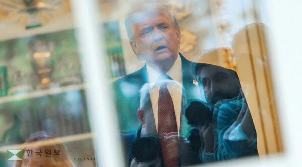  백악관 집무실에 있는 도널드 트럼프 대통령이 창문 너머로 찍힌 모습. [로이터]