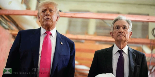  도널드 트럼프(왼쪽) 대통령이 지난해 7월 연준 공사현장을 방문한 후 제롬 파월 연준 의장과 기자회견을 갖고 있다. [로이터]
