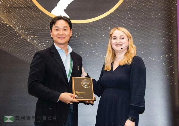  14일 ‘2026 온보드 호스피탈리티 어워즈’(WTCE 2026) 시상식에서 장성현(왼쪽) 대한항공 마케팅·IT, 객실 및 서비스 부문 부사장이 기내 서비스 4개 부문을 수상했다. [대한항공 제공]