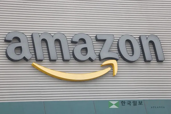  이란 전쟁 여파로 아마존은 최근 제3자 판매자 대상 연료 할증료를 부과하기 시작했다. 휘발유 가격 하락에 수개월이 걸릴 것으로 예측되는 가운데 그 사이 항공료, 배송비, 식료품 가격 등이 줄줄이 오를 것으로 전망되고 있다. [로이터]