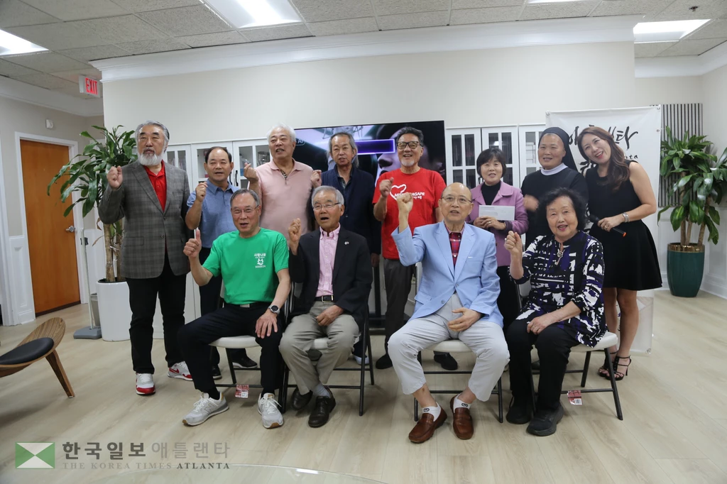 지난 17일 열린 사랑의 천사포 성금 전달식에 모인 단체들과 천사포 위원들이 한자리에 함께 했다.