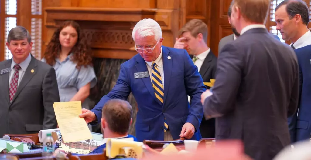 주의회 회기 종료일인 이달 2일 랜디 로버트슨(중앙)주상원의원이 HB1409 수정안 내용을 설명하고 있다.<WABE>