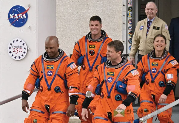  종교가 없는 것으로 알려진 아르테미스 2호 사령관이 귀환 후 십자가를 보고 느낀 격한 감정을 털어놓았다. [로이터]