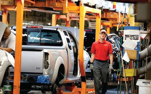  도널드 트럼프 행정부가 자동차 제조사 등 민간 산업의 군수 물자 생산을 적극 추진하고 있다. [로이터]