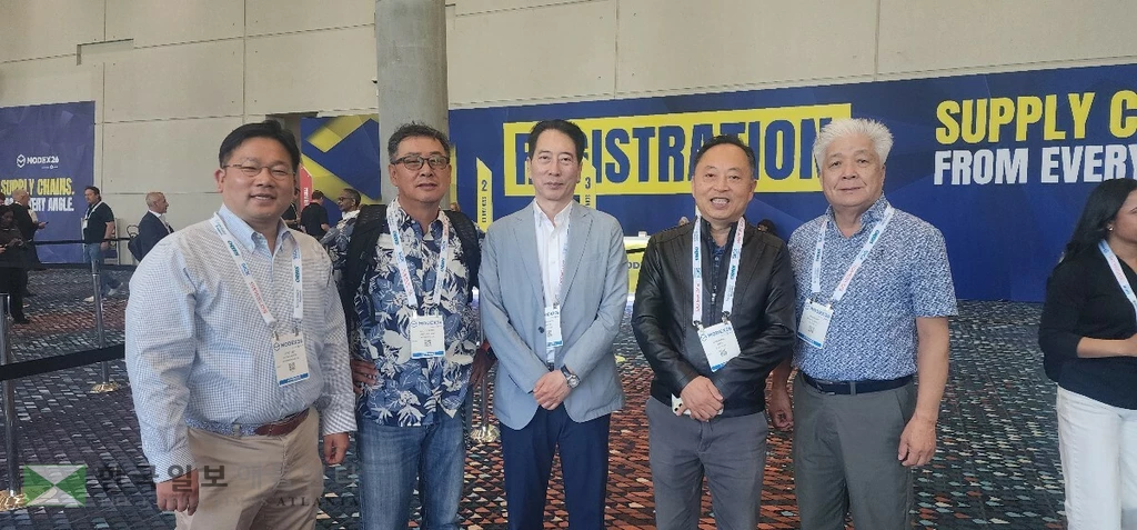 MODEX 2026을 방문한 월드옥타 애틀랜타 회원들. 왼쪽부터 이종인 사무총장, 백승석 팀장, 김성한 부회장, 썬박 지회장, 박남권 명예회장.