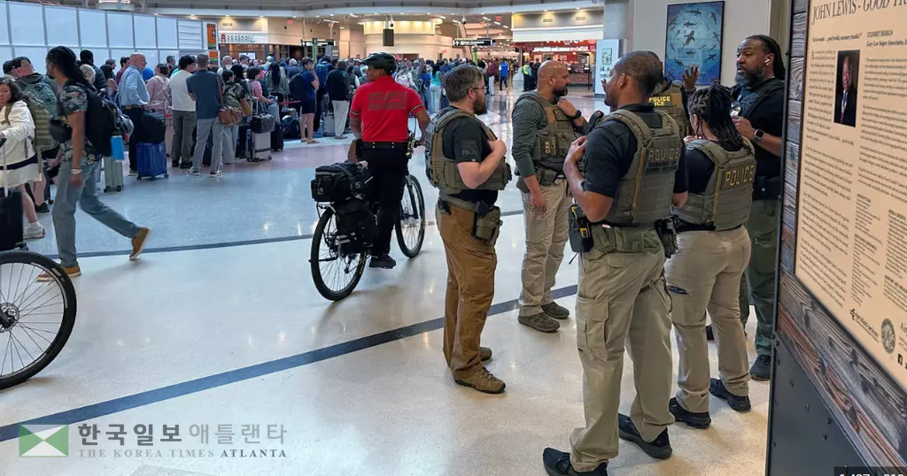 지난달 연방정부 부분 셧다운 사태로 애틀랜타 공항에 배치된 ICE 요원들.<WABE>