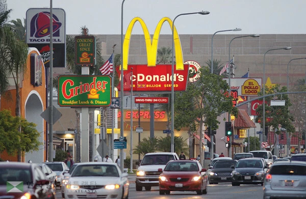  2024년 4월 최저임금 20달러 인상안이 시행된 이후, 주 전역에서 약 1,000여 개의 매장이 치솟는 운영비를 감당하지 못하고 영구 폐업에 들어간 것으로 나타났다. [로이터]