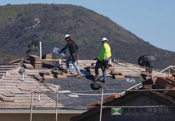  최근 보험사들이 지붕 상태 확인 등 심사 기준을 까다롭게 운영 중이다. 지붕, 창문, 조경 등을 업그레이드해 자연재해 피해 가능성을 줄여야 보험료를 낮출 수 있다. [로이터]