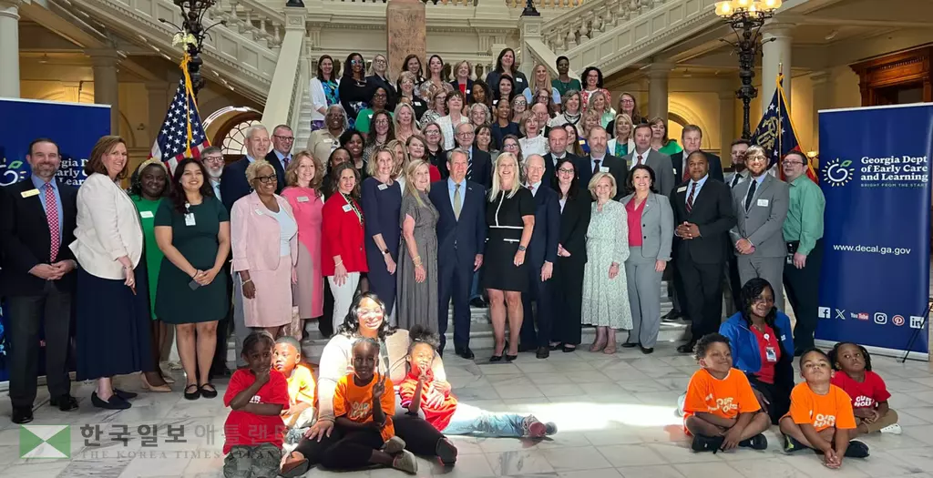 22일 브라이언 켐프 주지사가 주정부 관계자 및 NIEER 관계자와 함께 전국 유야교육 평가 보고서 내용을 발표한 뒤 기뻐하고 있다.<WABE>