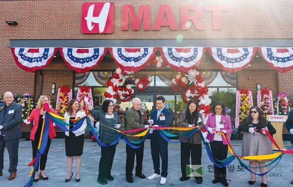  H 마트가 23일 뉴저지 체리힐에 위치한 체리힐점을 공식 개점했다. 뉴저지주 내 9번째 매장이다. 이날 그랜드 오프닝 행사에서 브라이언 권(왼쪽부터 여섯 번째) H 마트 사장이 지역사회 인사들과 테입 커팅을 하고 있다. [H 마트 제공]