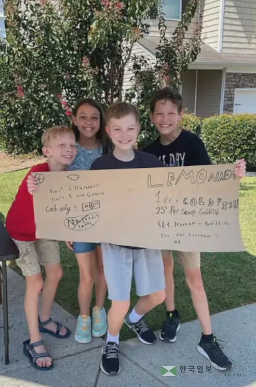 뇌종양을 앓고 있는 로완 리브가 친구들과 뇌종양 퇴치 연구기금을 모으기 위해 레모네이드와 차를 팔고 있다.