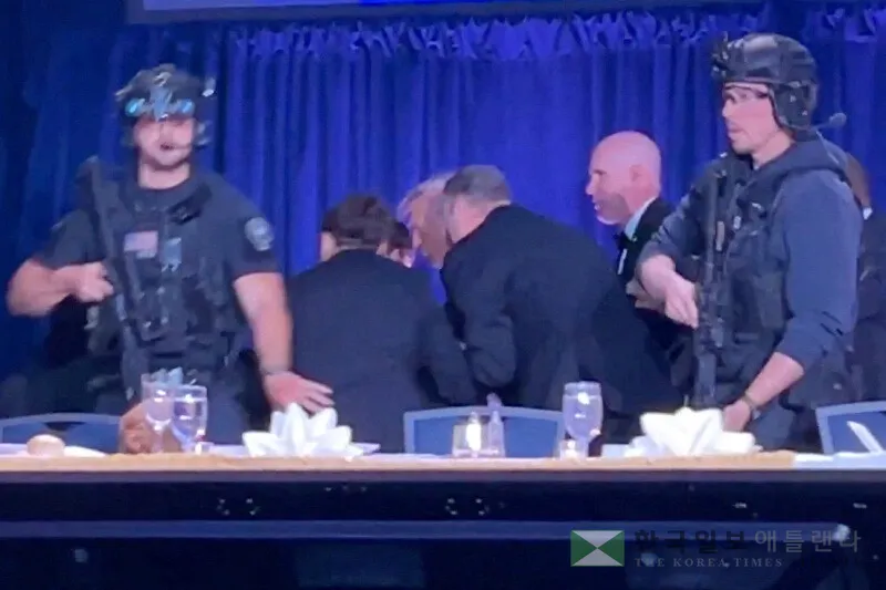 도널드 트럼프 미국 대통령이 2026년 4월 25일 워싱턴 D.C.에서 열린 연례 백악관 특파원 협회 만찬에서 총격범이 총기를 난사하자 호위하고 있다. 이 비디오 화면 캡처. [로이터]