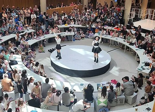 25일 영국 옥스퍼드대 슈워츠먼 인문학센터 일반 개관식에서 K-팝 무대가 펼쳐지고 있다