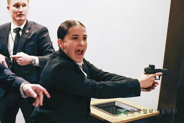  지난 25일 백악관 기자단 만찬장 총격 현장에서 비밀경호국 요원들이 권총을 꺼내 들고 대처하고 있다. [로이터]