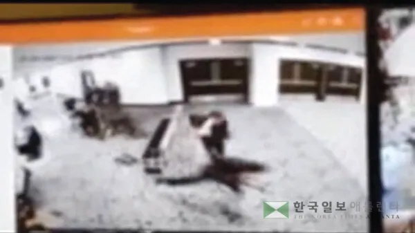  총을 든 용의자가 보안검색대로 돌진하는 모습. [로이터]