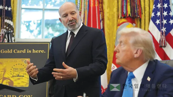  도널드 트럼프 대통령과 하워드 러트닉 연방 상무장관이 ‘골드카드’ 제도를 발표하던 모습. [로이터]
