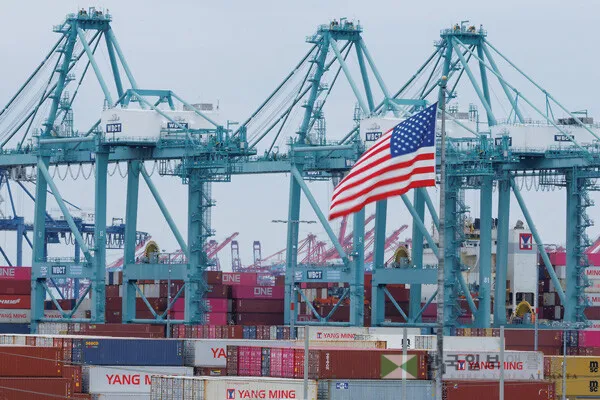  이란 전쟁으로 인한 호르무즈 해협 폐쇄로 물류 대란의 긴장감이 고조되고 있다. 미국 내 최대 물동량을 처리하는 LA 항만 터미널에 컨테이너들이 쌓여 있다. [로이터]