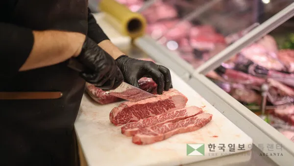  육류나 유제품 섭취를 줄이는 것만으로도 토지 이용에서 발생하는 온실가스 배출을 줄일 수 있다. [로이터]