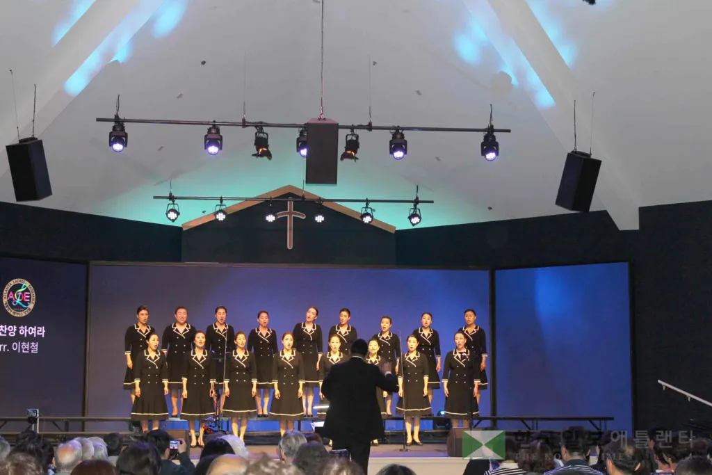 지난 2026년 4월 26일 스와니 슈가로프 한인교회에서 열린 창단 10주년 정기 콘서트에서 애틀랜타 레이디스 앙상블 단원들이 김영정 음악감독의 지휘에 맞춰 ‘다 찬양하여라’를 합창하고 있다. (사진=제인김 기자)