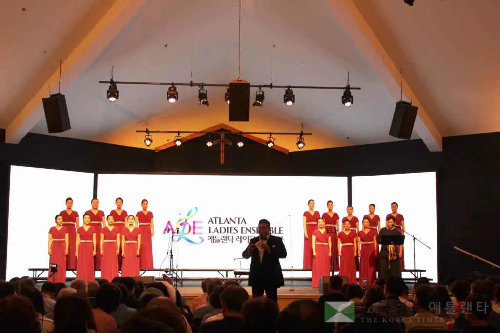 애틀랜타 레이디스 앙상블의 두 번째 스테이지 가곡 ‘여정’ 합창에 앞서, 김영정 음악감독이 관객들에게 지난 10년간의 성원에 대한 감사의 인사를 전하고 있다. (사진=제인김 기자)