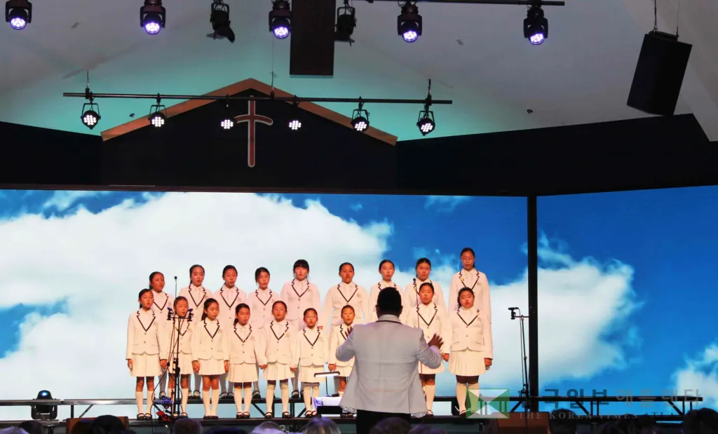 드림앤미라클 어린이 합창단이 특별 출연해 '꿈꾸지 않으면'을 합창하며 순수하고 맑은 음색으로 무대를 수놓고 있다. (사진=제인김 기자)