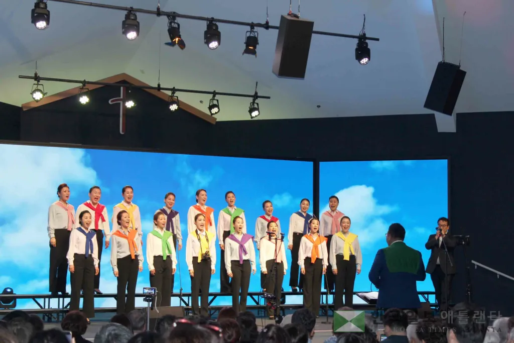 애틀랜타 레이디스 앙상블 단원들이 공연의 마지막 순서인 세 번째 스테이지에서 첫 곡 ‘출발’을 경쾌하고 활기찬 화음으로 합창하고 있다. (사진=제인김 기자)