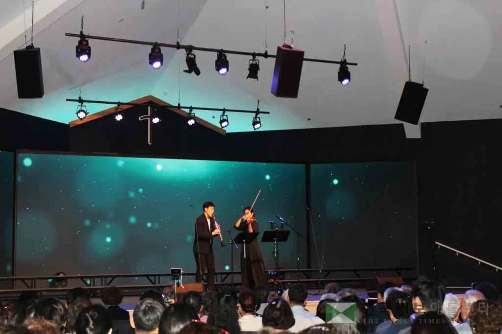 특별출연한 VNCLA의 류혜진(바이올린), 김동주(클라리넷) 연주자가 정기공연의 오프닝 무대에서 '시편 23편'을 아름다운 이중주로 연주하고 있다. (사진=제인김 기자)