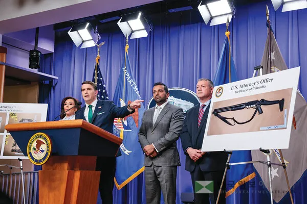  27일 연방 법무부 토드 블란치(왼쪽 두 번째) 장관대행 등이 총격범이 사용한 샷건 등을 공개하고 있다. [로이터]