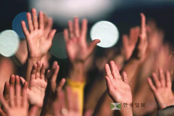  미국 젊은 남성의 종교성이 뚜렷하게 반등하며, 25년 만에 처음으로 젊은 여성보다 종교를 더 중요하게 여기는 것으로 조사됐다. [로이터]