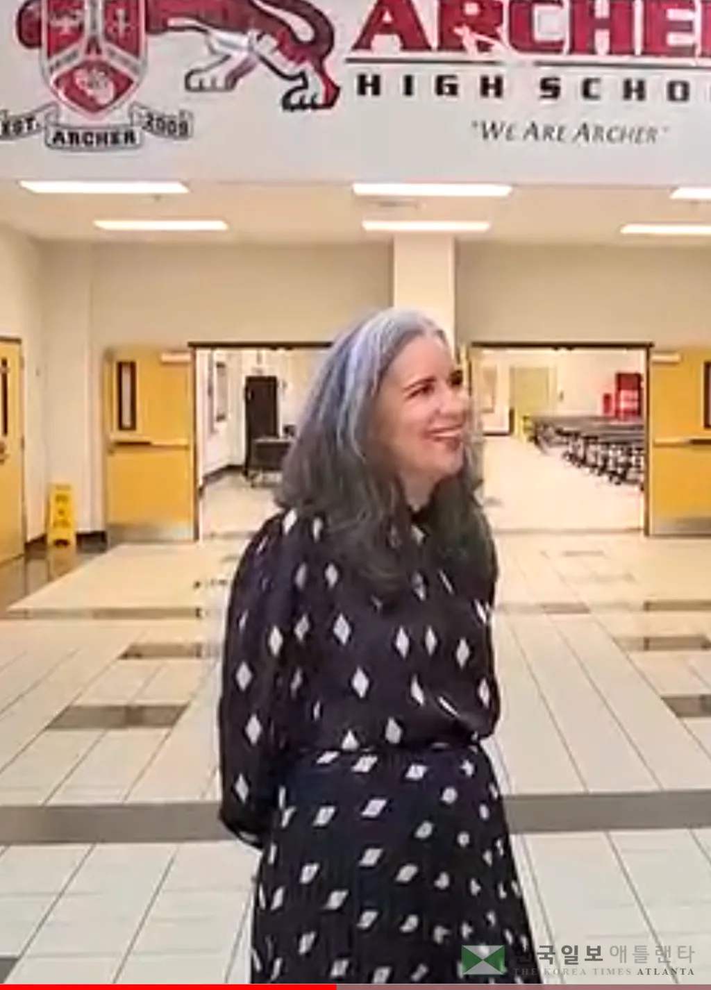 에스트렐라 귀넷 신임 교육감 예정자가 27일  타운홀 미팅에 앞서 TV방송과 인터뷰하고 있는 모습.<WSB-TV>