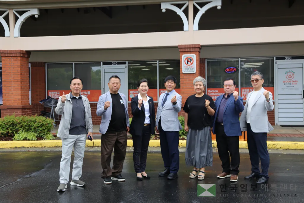 (사)전국도시형소공인연합회 회장단이 28일 스와니 울타리몰 매장 앞에서 기념사진을 찍고 있다. 사진 왼쪽부터 최병옥 장인, 최상진 장인, 안귀숙 대전지회장, 김영흥 회장, 박인순 미주지회장, 노양호 장인, 구자욱 장인.