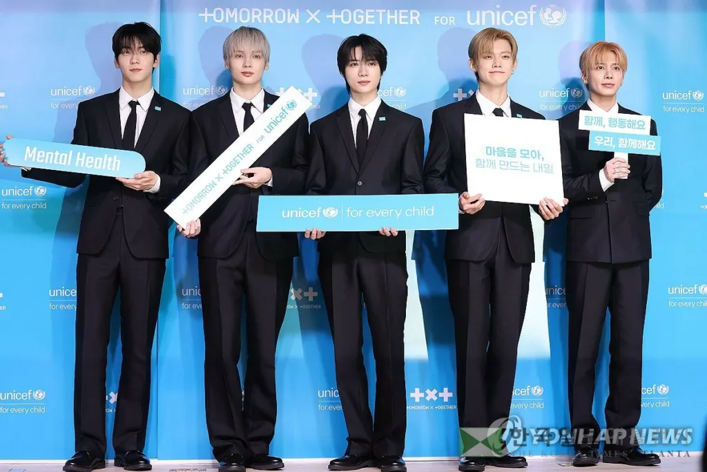그룹 투모로우바이투게더가 29일 서울 마포구 유니세프 한국위원회에서 열린 전 세계 아동ㆍ청소년 마음건강 지원 캠페인 '투게더 포 투모로우' 출범 기자간담회에서 포즈를 취하고 있다.(서울=연합뉴스) 