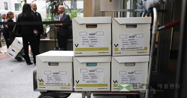  일론 머스크 테슬라 최고경영자(CEO)가 샘 올트먼 오픈AI CEO 등을 상대로 제기한 소송이 28일 시작된 오클랜드 연방법원에 변호사들과 서류들이 보인다. [로이터]