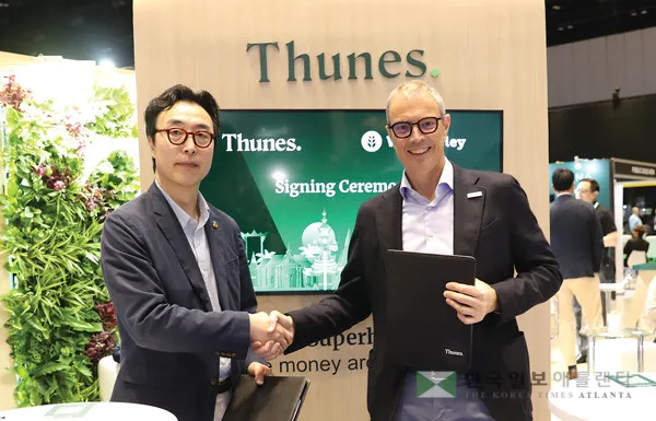  와이어바알리 유중원(왼쪽) 대표이사와 튠즈의 피터 드 칼루웨 최고경영책임자(CEO)가 전략적 파트너십을 체결했다. [와이어바알리 제공]