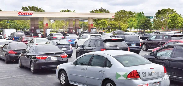  개솔린 가격이 급등하면서 운전자들은 한푼이라도 저렴한 주유소로 몰리고 있다. 코스코 주유소에 차량들이 개솔린을 넣기 위해 대기하고 있다. [박상혁 기자]
