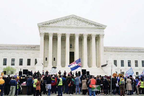  29일 연방 대법원의 투표권법 제한 판결이 나온 가운데 워싱턴 DC 연방 대법원 건물 앞에 시위대가 모여 있다. [로이터]