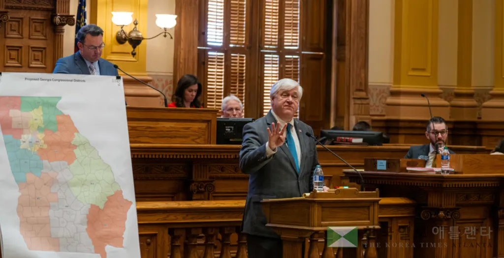 2023년 빌 카우서트 주상원의원이 주의회에서 당시 연방 하원의원 선거구 재조정안에 대해 설명하고 있다.<WABE>
