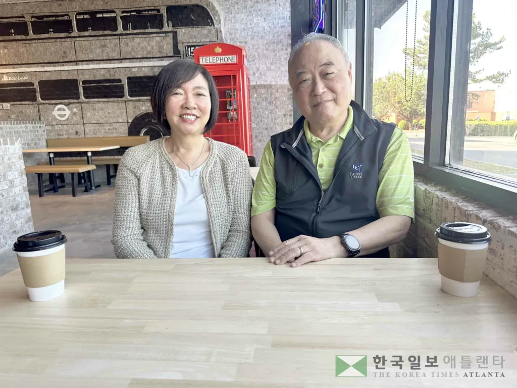 "암을 이겨낸 집념, 새로운 인생의 시작"
간 이식 수술이라는 사선을 넘나드는 사투 끝에 기적적으로 건강을 회복한 신정수 씨(오른쪽)가 곁에서 묵묵히 간호하며 힘이 되어준 부인 신미경 씨와 함께 활짝 웃고 있다. 신 씨는 최근 74세의 나이로 13개 주에서 통용되는 시공 라이선스 및 건축사 자격을 취득하며 드라마틱한 제2의 인생을 시작했다.