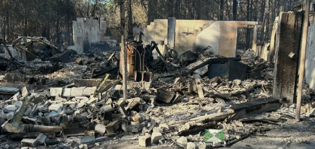 브랜틀리 카운티 82번 고속도로 산불로 전소된 한 주택 모습.<폭스5 뉴스>