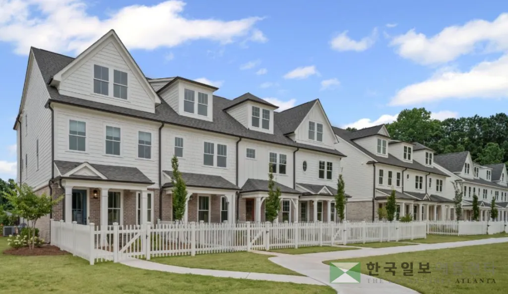 포사이스 카운티 타운홈 단지. 카운티 당국은 지난해 도입한 고밀도 주거 개발 일시중단 조치를 다시 연장했다.<리얼터닷컴>