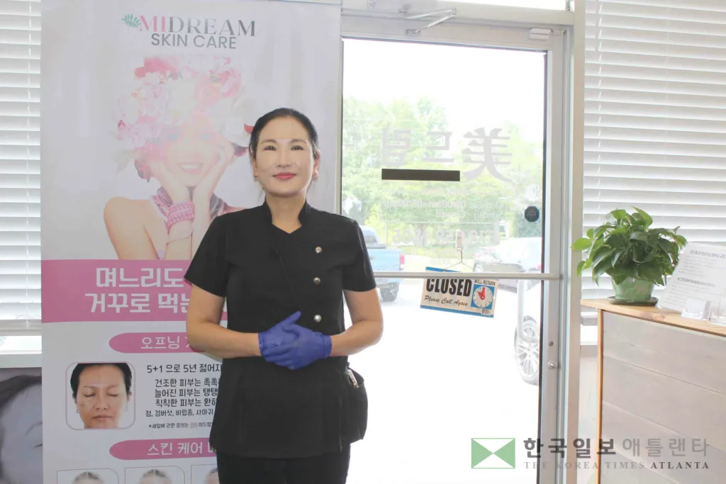 "어르신을 섬기는 부모님 같은 마음으로"  지역 시니어 분들을 위한 소불고기 100인분 대접 행사를 앞둔 미드림 피부관리실 김경민 원장의 표정에 설렘과 정성이 가득하다. 김 원장은 '노인 공경'의 뜻을 담아 이번 행사를 전액 사비로 준비했다.