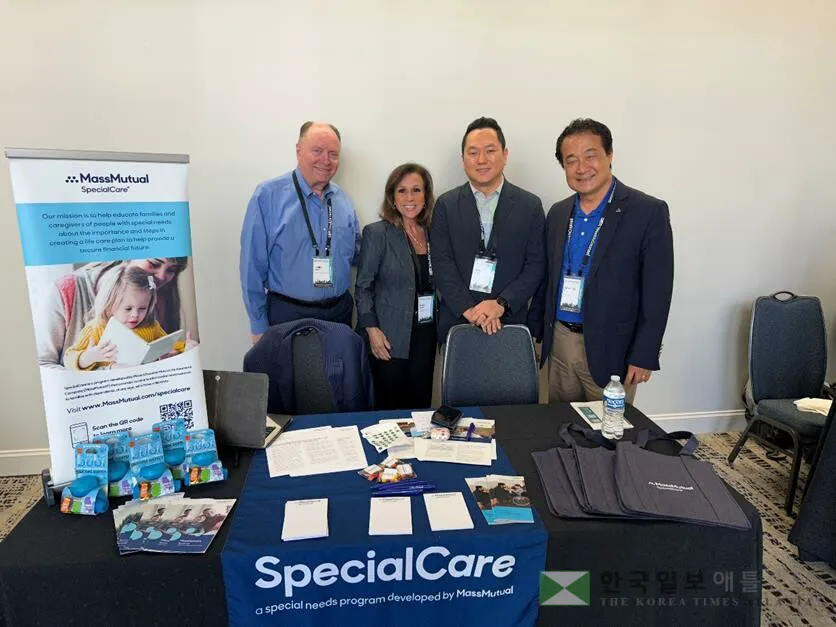 MassMutual의 천경태, 정한울 어드바이저가 플로리다 마이애미에서 열린 2026 Special Needs Planning National Conference에 참석해 장애인 자녀를 둔 가족들을 위한 최신 재정·복지·신탁 등의 계획 정보를 나누고 있다.