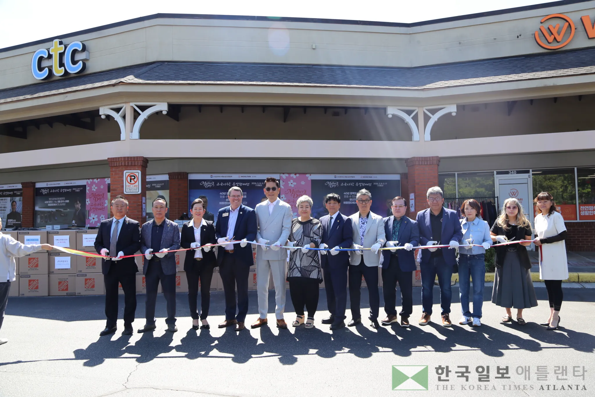 한국의 (사)전국도시형소공인연합회 장인들의 제품을 8일부터 열흘 동안 조지아 울타리몰에서 판매하는 '고국사랑 특별판매전'이 4일 개막식을 갖고 판매에 돌입했다.