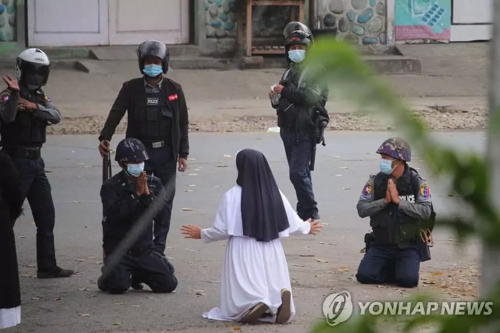 경찰 앞에 무릎 꿇고 강경진압 만류하는 미얀마 수녀