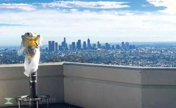 팬데믹에 꽁꽁 묶인 1년… 일상은 언제쯤